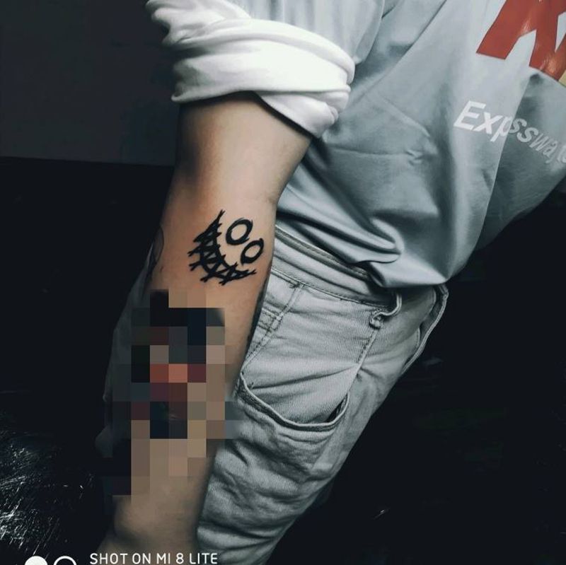 小臂笑脸纹身图片_手臂图腾纹身图案
