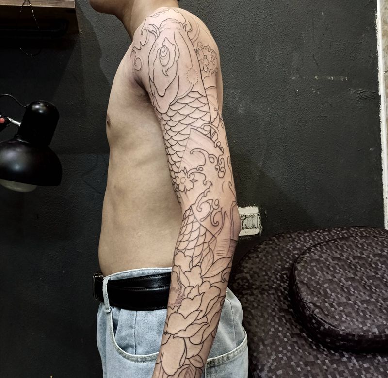 花臂鲤鱼线条纹身图片_手臂新传统花臂鲤鱼线条纹身图案