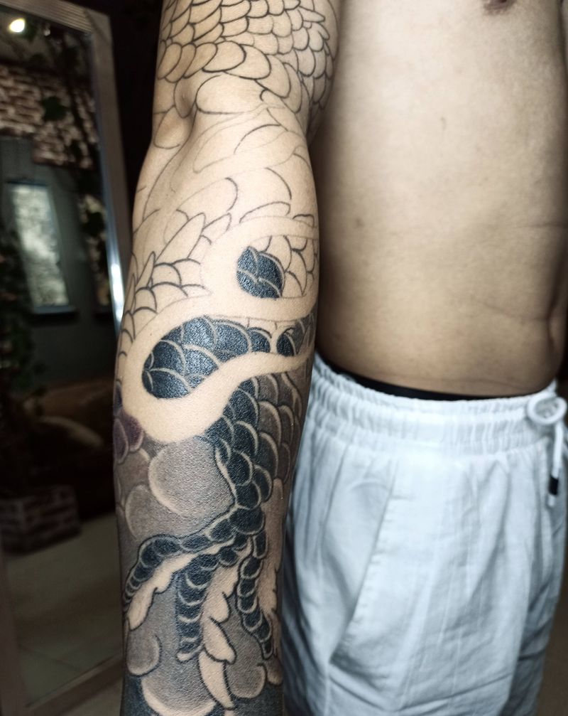 恢复两个月的遮盖纹身图片_手臂老传统遮盖龙日式花臂纹身图案