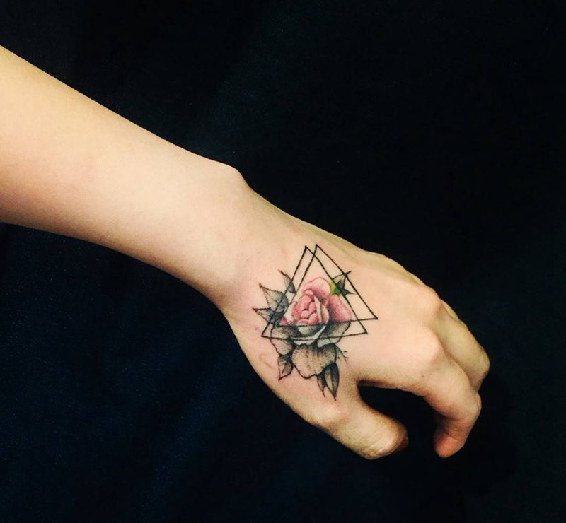 手部遮盖纹身图片