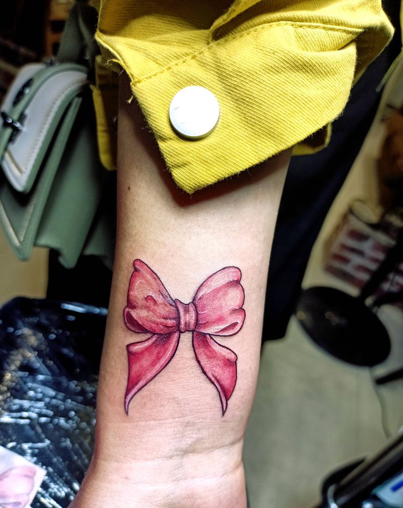 疤痕遮盖纹身图片_手臂Old School新传统蝴蝶结疤痕遮盖钉子纹身图案