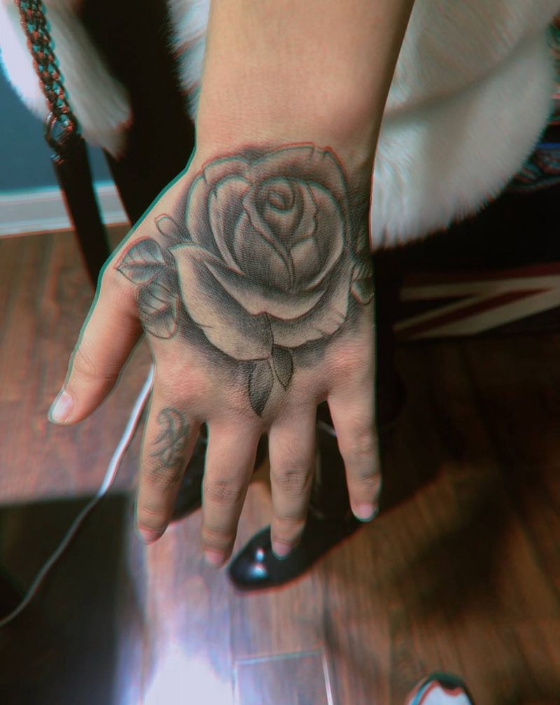 一朵小花纹身图片_手部纹身图案