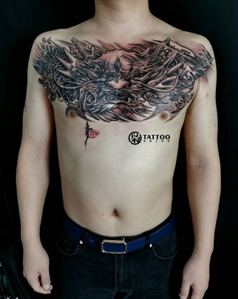 遮盖纹身图片_胸部纹身图案