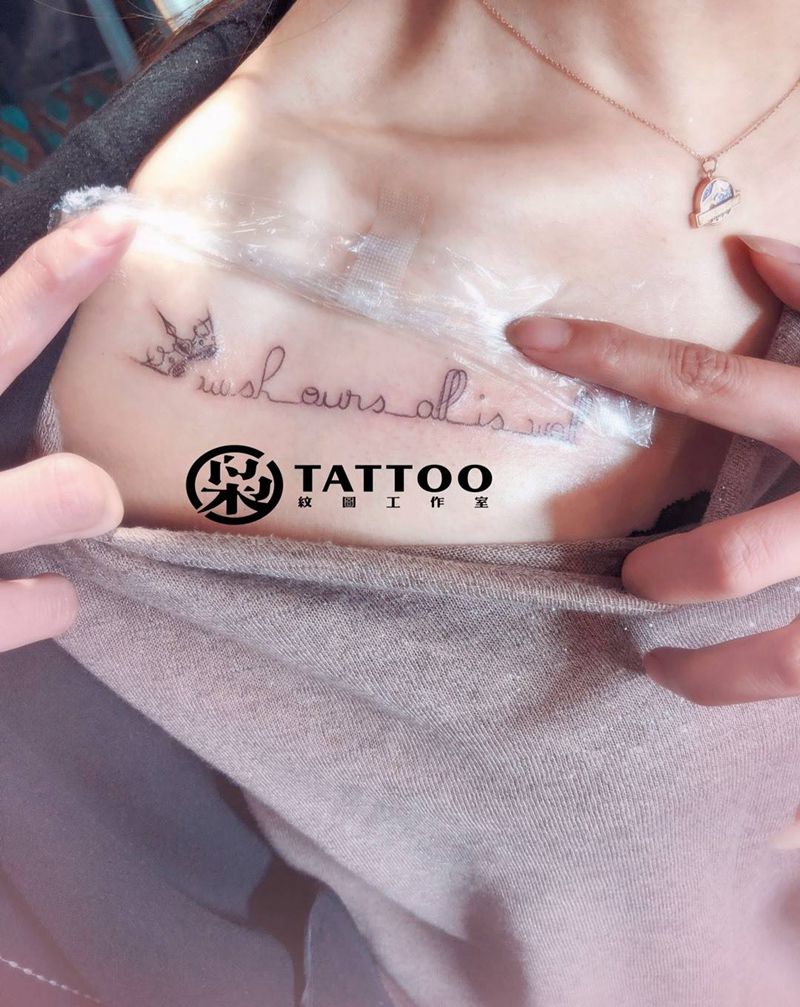 锁骨英文+素描小皇冠纹身图片_胸部花体字纹身图案