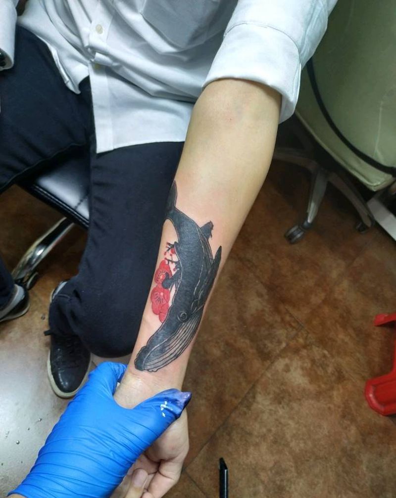 鲸鱼遮盖纹身图片_手部新传统鲸鱼遮盖梅花纹身图案