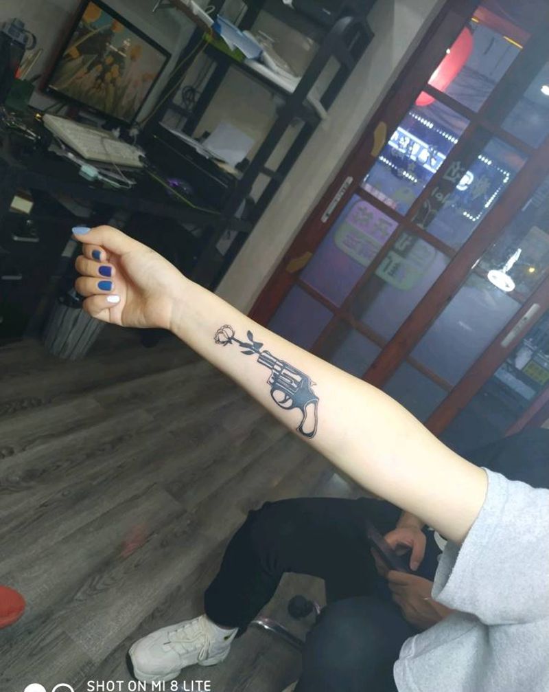 枪花纹身图片_手臂Old School手枪玫瑰纹身图案