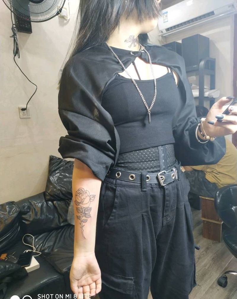 手臂花朵纹身图片_手臂Old School花女手臂纹身图案