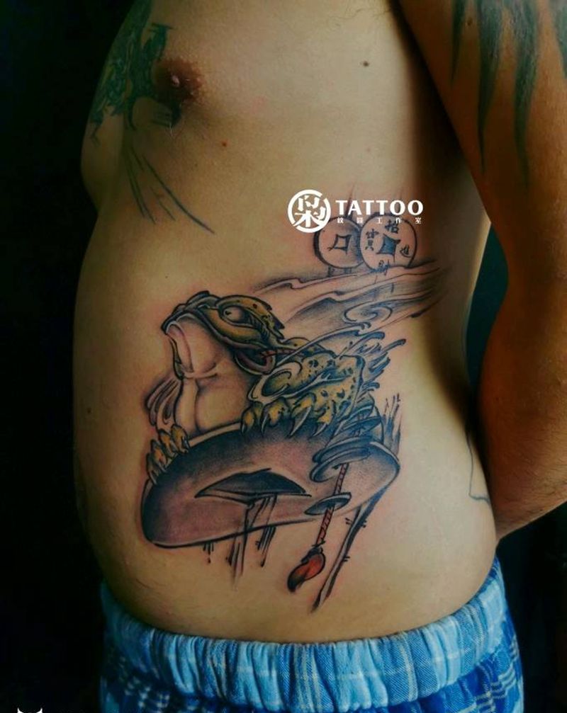 金蟾纹身图片_腰部水墨纹身图案