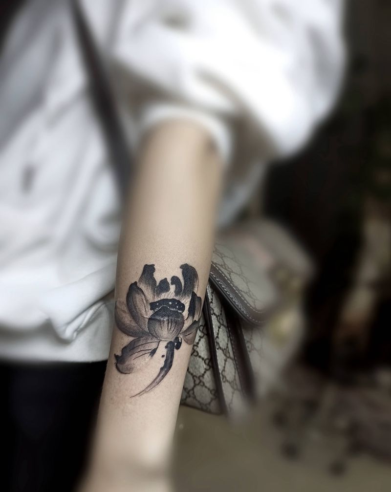 水墨荷花遮盖疤痕纹身图片_手臂水墨水墨荷花疤痕遮盖纹身图案
