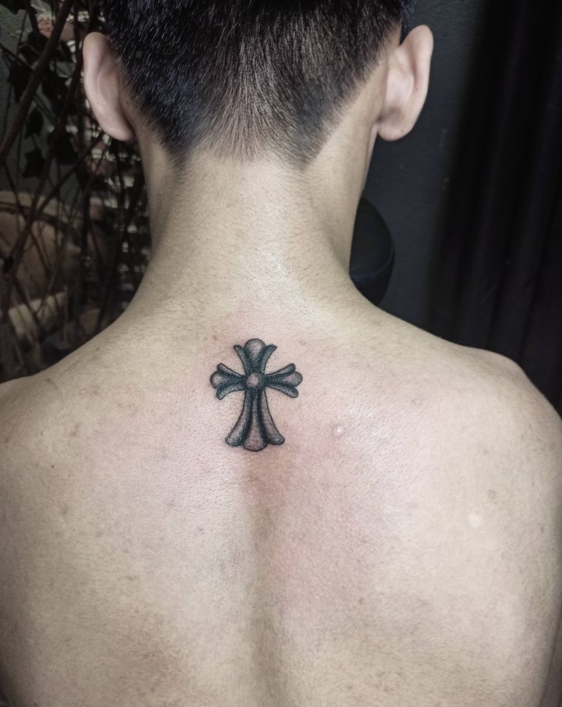 十字架纹身图片_背部欧美写实十字架纹身图案