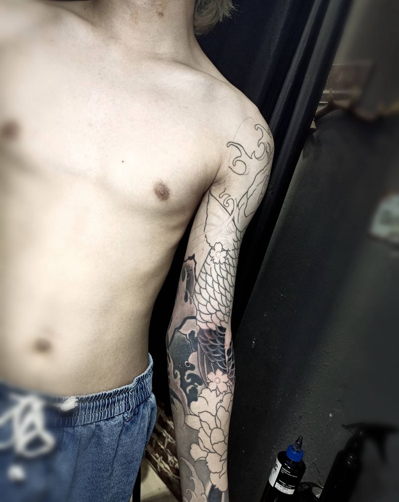 花臂鲤鱼纹身图片_手臂老传统新传统鲤鱼花臂纹身图案