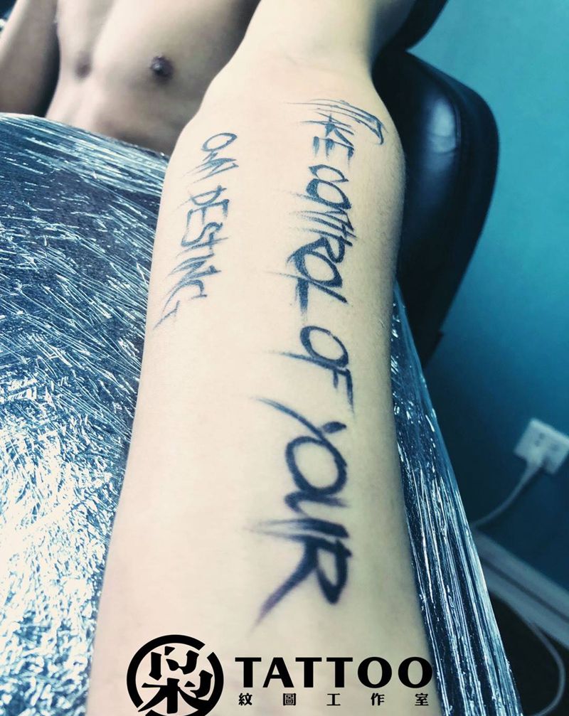 花体英文纹身图片_手臂纹身图案