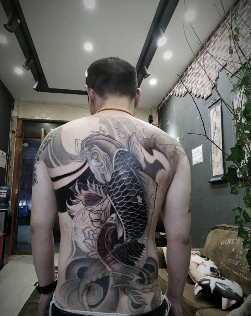 昆山老哥满背鲤鱼全麻...纹身图片_背部新传统鲤鱼满背纹身图案