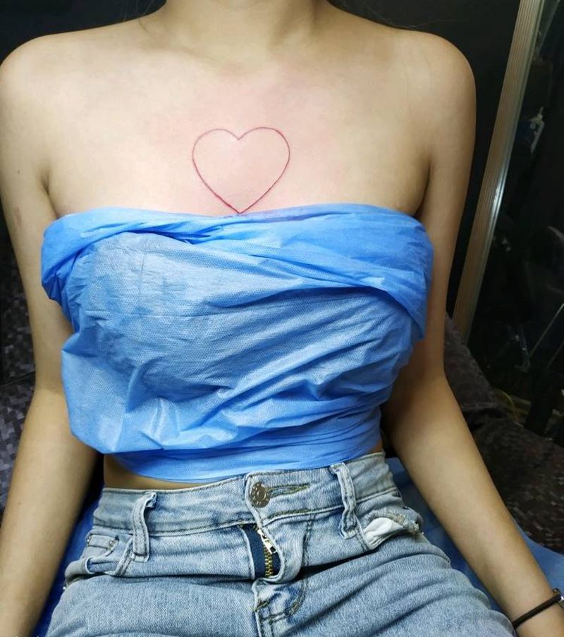 胸口红心纹身图片_胸部纹身图案