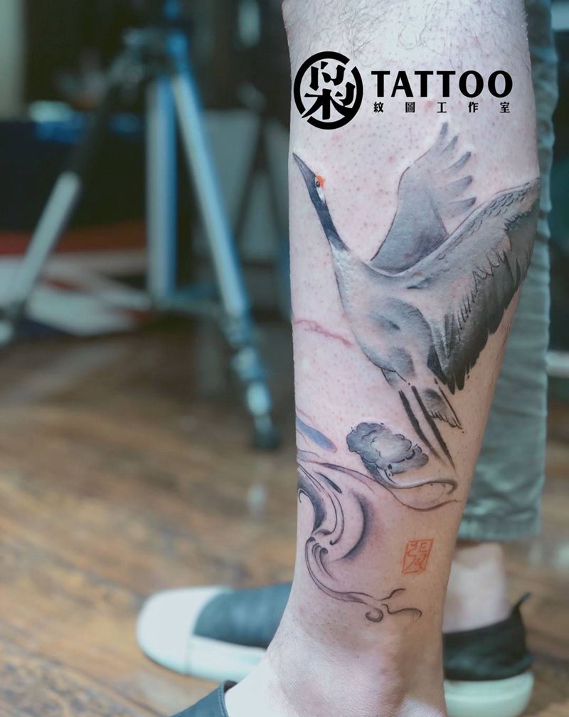 新中式水墨仙鹤纹身图片_腿部水墨纹身图案