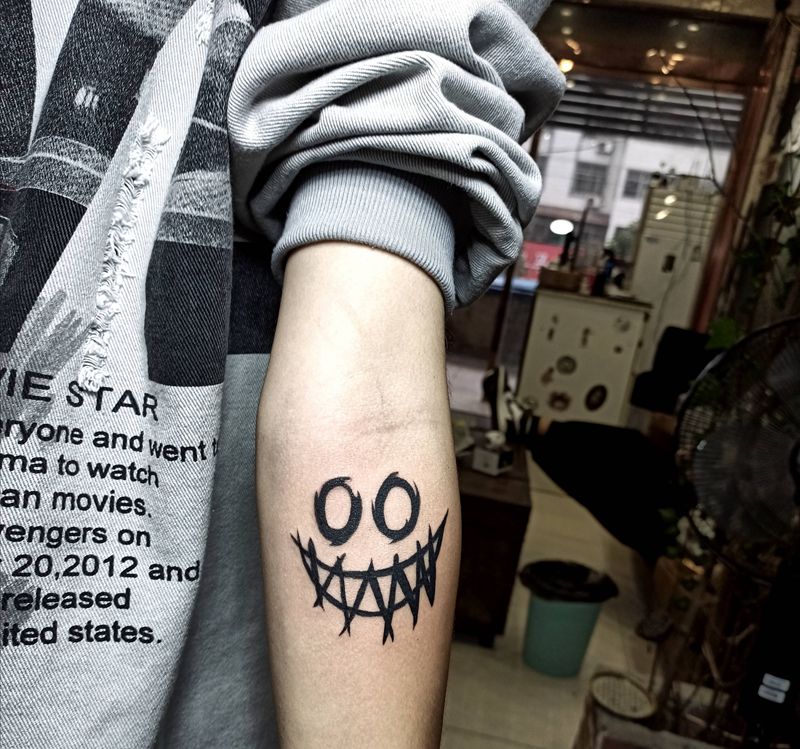 暗黑笑脸纹身图片_手臂图腾暗黑笑脸纹身图案