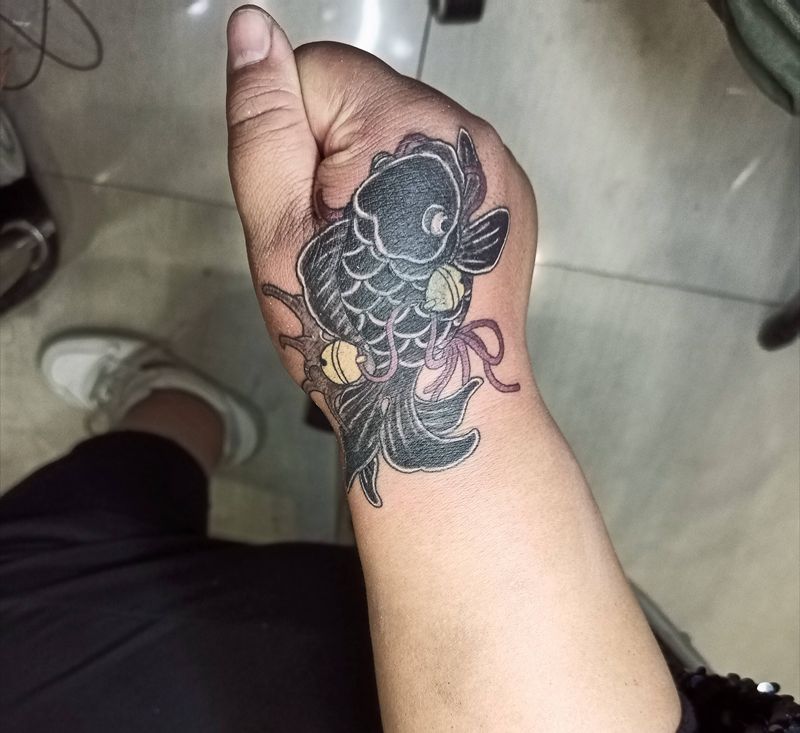 日式小鱼遮盖纹身图片_手部老传统日式鱼遮盖手背纹身图案