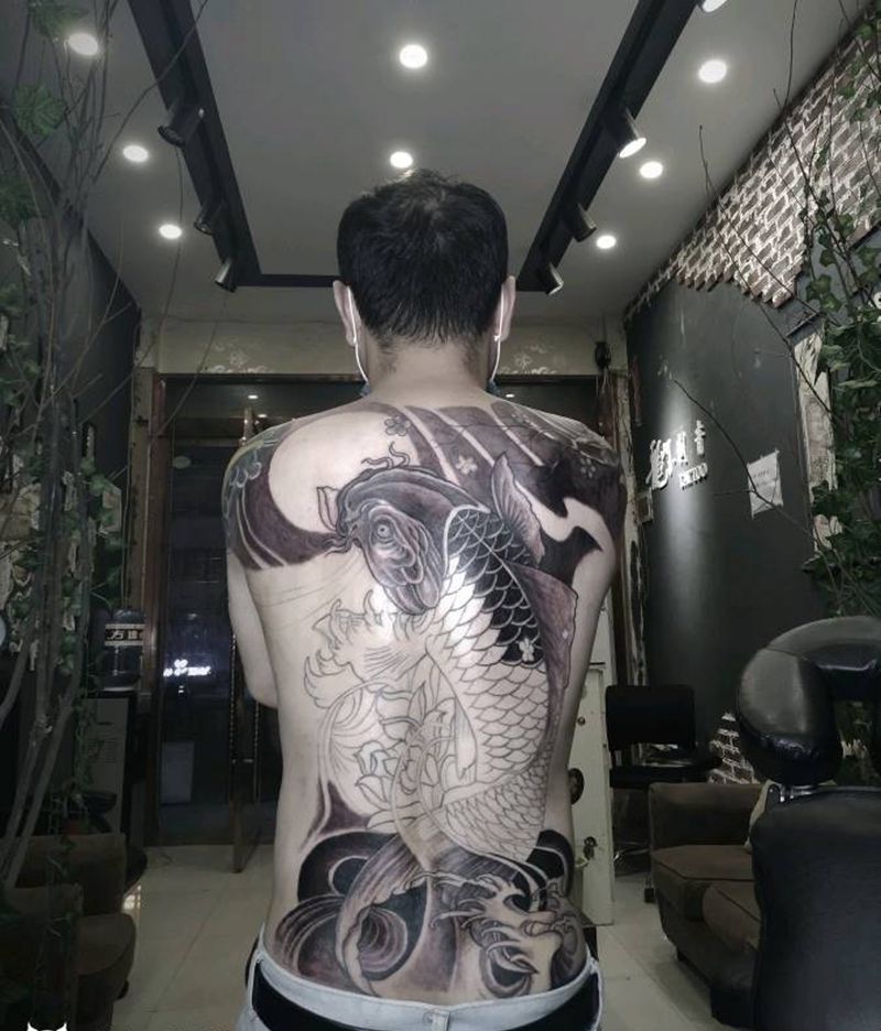 江苏老哥全程无痛...纹身图片_背部新传统鱼纹身图案
