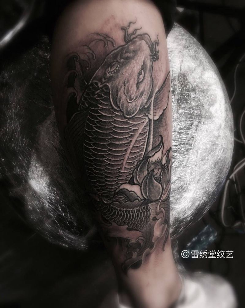 黑白鲤鱼！纹身图片