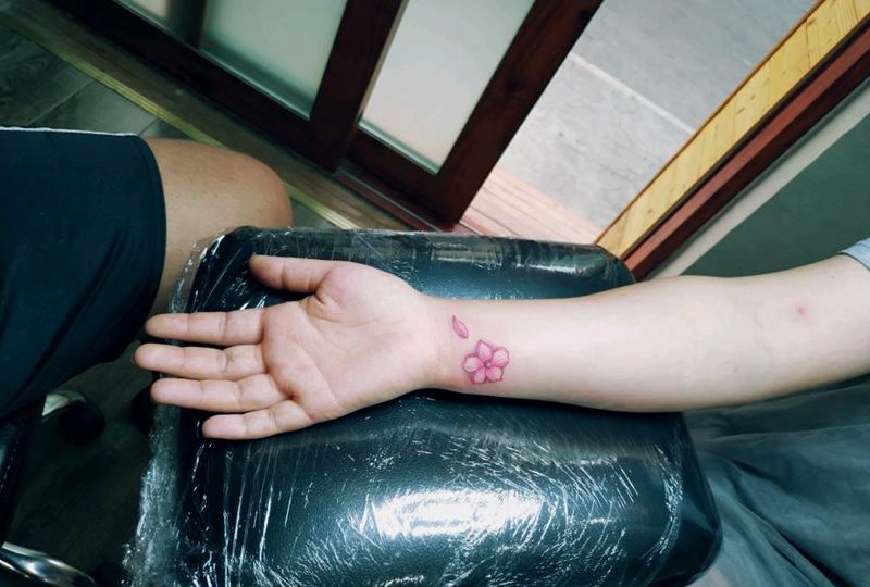 樱花纹身图片_手臂水彩手腕樱花女纹身图案