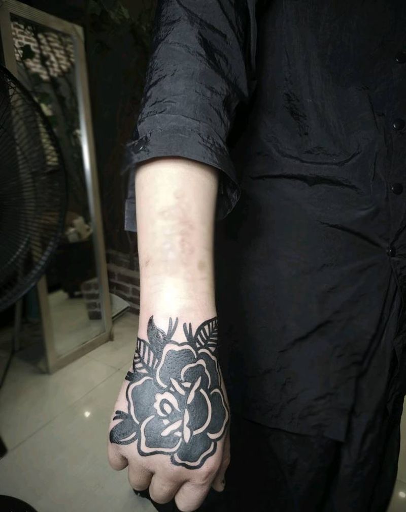 手背school玫瑰纹身图片_手部Old School玫瑰纹身图案
