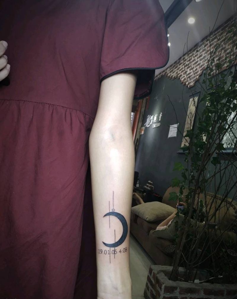 月亮和小花纹身图片_手臂图腾月亮纹身图案