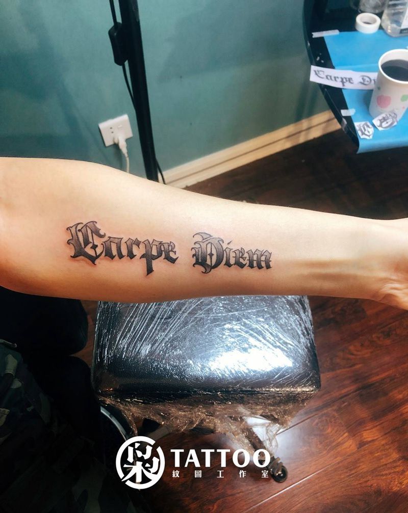 小花体纹身图片