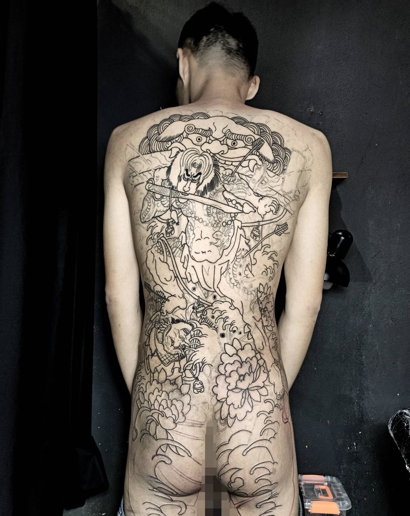 满背包臀线条纹身图片_背部老传统张顺破水门日式满背纹身图案