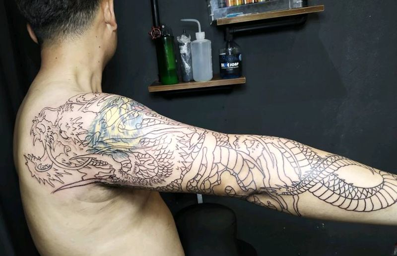 日式龙 第一遍线完成纹身图片_手臂新传统日式龙遮盖纹身图案