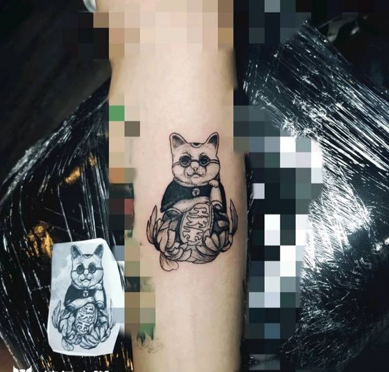 小臂招财猫纹身图片_手臂点刺招财猫纹身图案