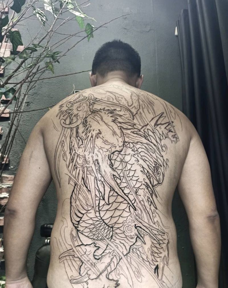满背龙线条未完成纹身图片_背部新传统满背龙纹身图案