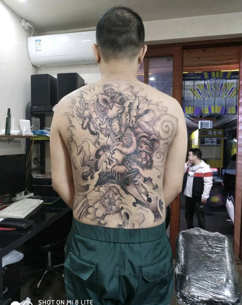 满背象神麻药效果纹身图片_背部新传统满背象神牡丹纹身图案