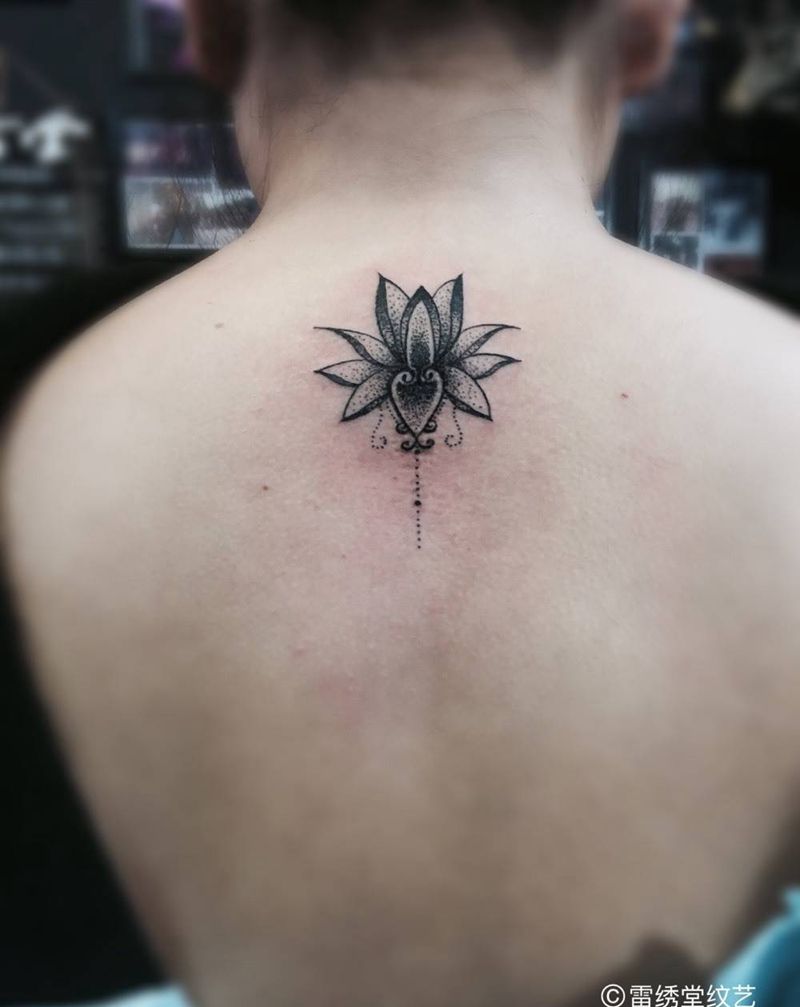 我们只会去看莲花的善面而忽略了莲花的恶面！它会让你陷入泥潭无法自拔纹身图片