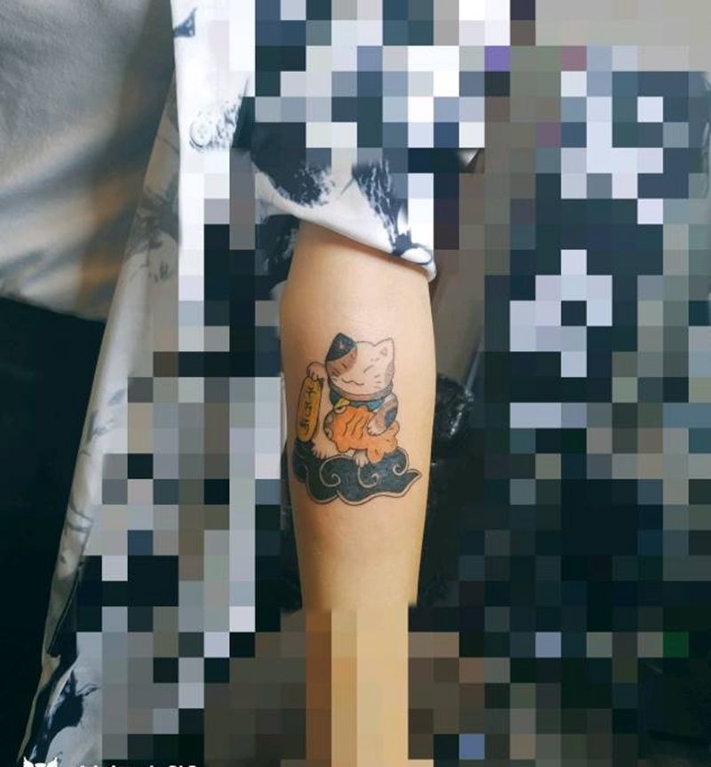 招财猫遮盖小字母纹身图片_手臂Old School招财猫纹身图案