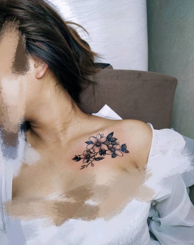 胸口素花纹身图片_胸部点刺素花锁骨胸口纹身图案