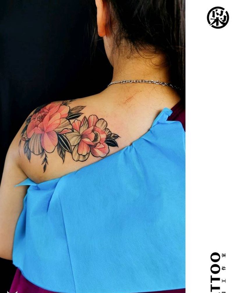 素花作品纹身图片_肩部水彩点刺纹身图案