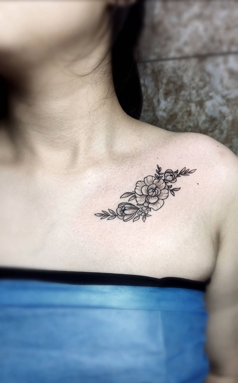 锁骨素花纹身图片_点刺锁骨素花纹身图案