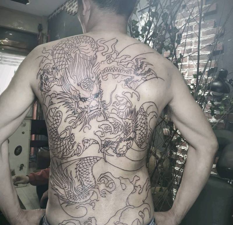 华夏老传统龙纹身图片_背部老传统华夏老传统龙纹身图案