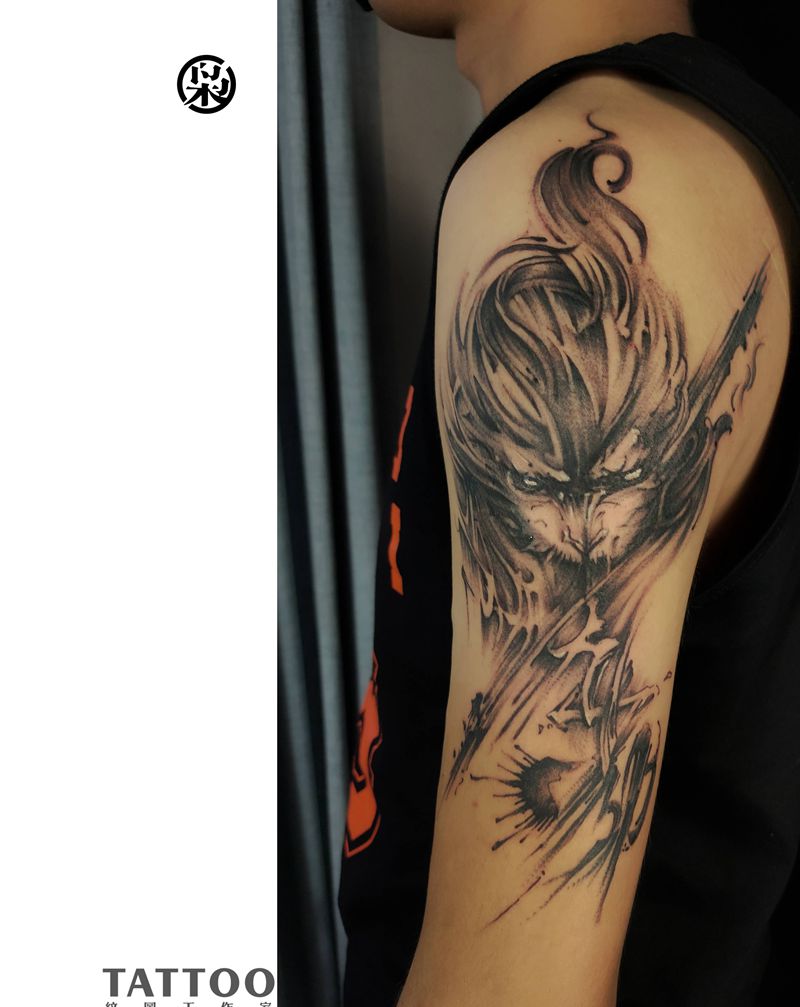 斗战纹身图片_手臂肩部水墨纹身图案
