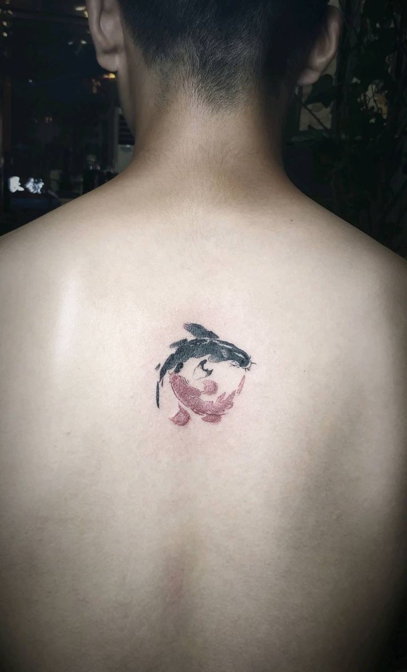 阴阳鱼100纹身图片_背部水墨阴阳鱼性价比纹身图案