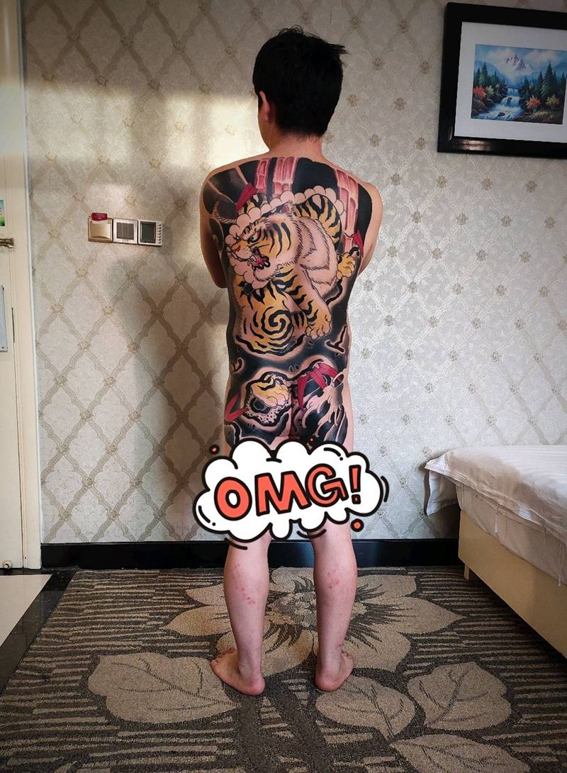 满背日式老虎满背包臀纹身图片_背部老传统日式老虎满背包臀纹身图案