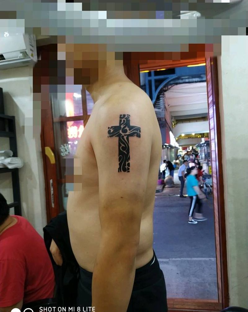 大臂图腾十字架纹身图片_手臂图腾十字架纹身图案