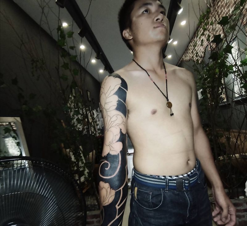 花臂牡丹未完成纹身图片_手臂老传统牡丹日式花臂纹身图案