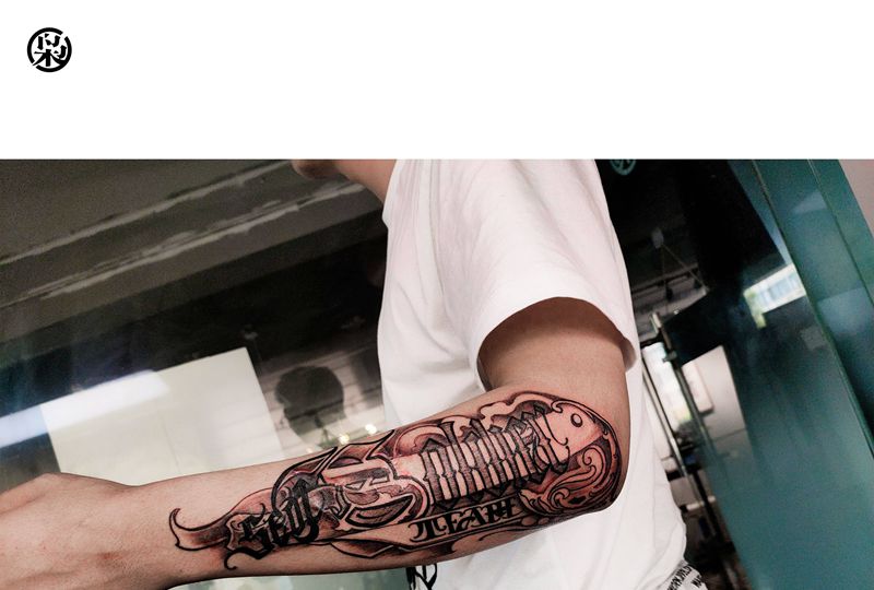 奇卡诺纹身图片_手臂花体字纹身图案