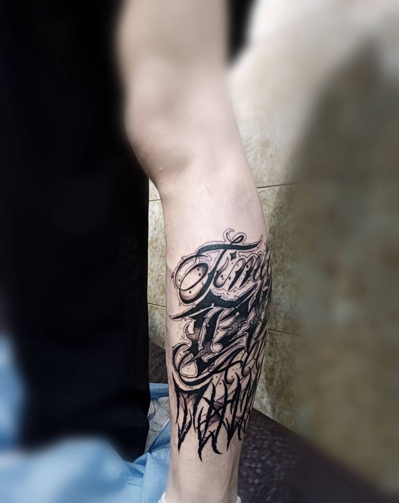 小腿花体字纹身图片_腿部花体字纹身图案