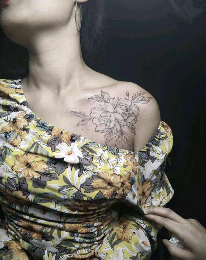 锁骨素花纹身图片_胸部点刺素花锁骨纹身图案