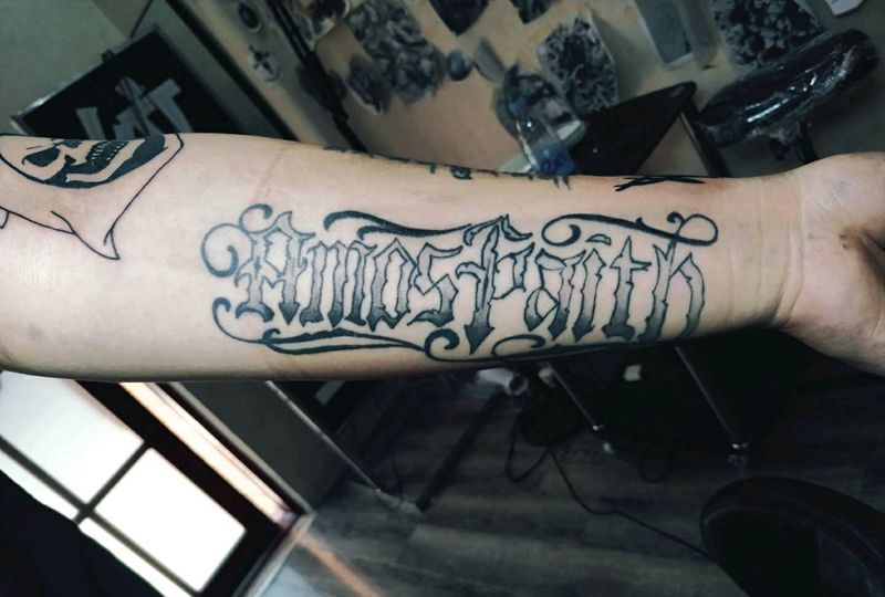 花体字恢复半年纹身图片_手臂花体字恢复后纹身图案