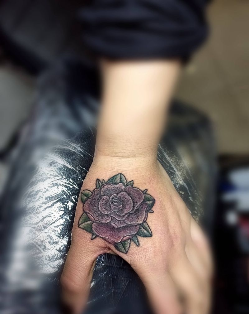 玫瑰遮盖蜘蛛纹身图片_手部New SchoolOld School玫瑰虎口遮盖纹身图案