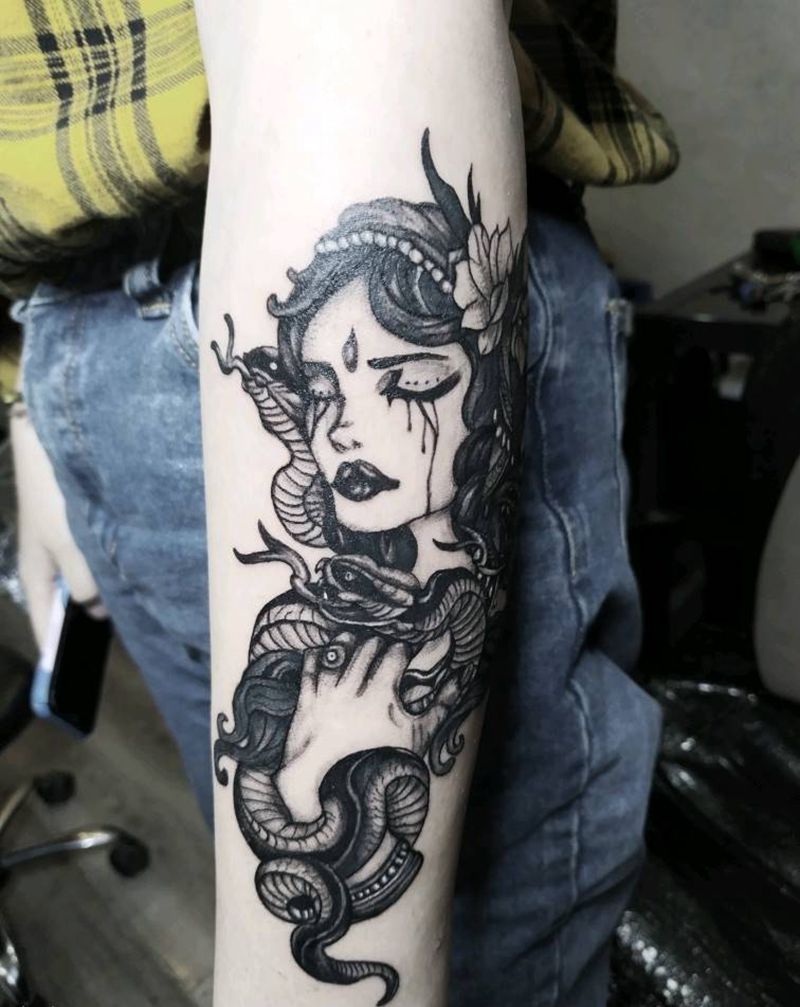 小臂美杜莎纹身图片_手臂点刺美杜莎点刺女纹身图案
