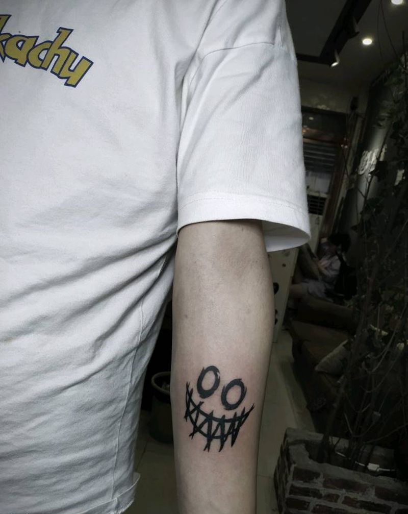 暗黑笑脸纹身图片_手部图腾笑脸纹身图案